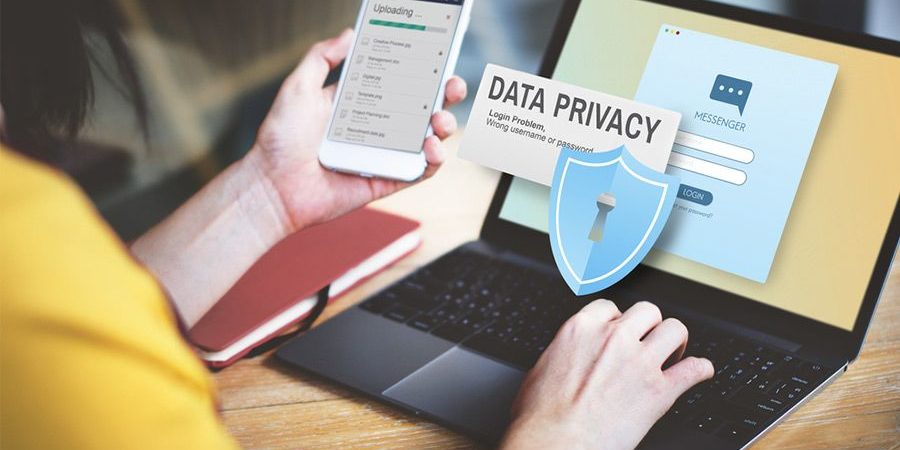 Wiperts.com – Multi-Device Privacy Management A person using a laptop and smartphone, both showing Wiperts.com's data privacy features.